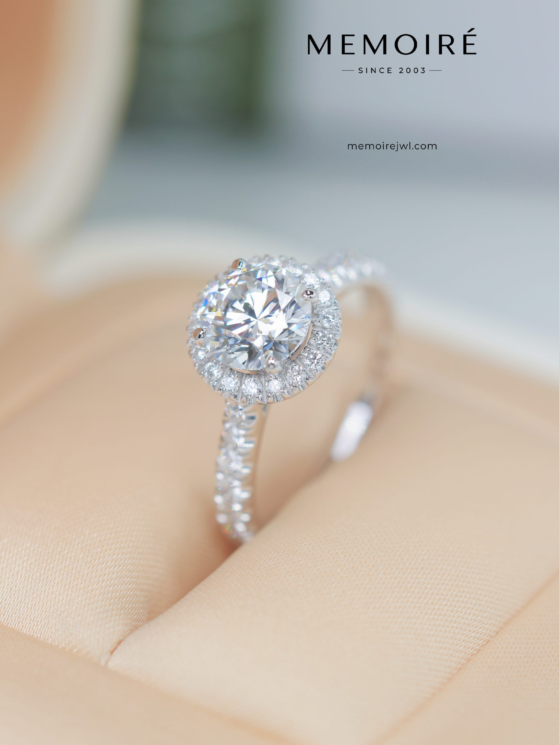 MÉMOIRÉ 18K White Gold Round Halo Full Pave Band Ring - Image 3