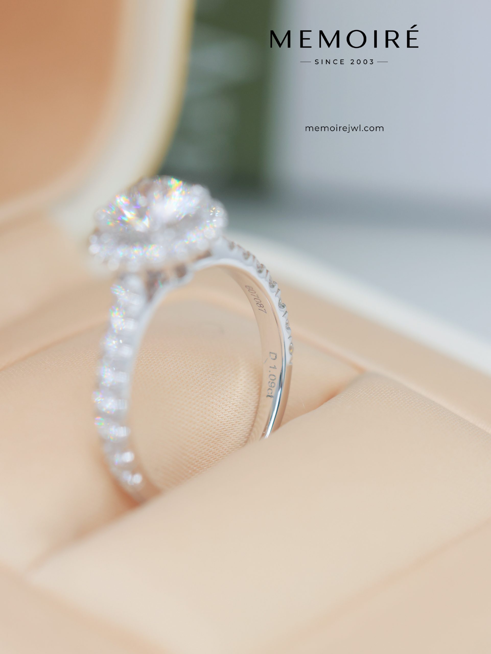 MÉMOIRÉ 18K White Gold Round Halo Full Pave Band Ring - Image 4