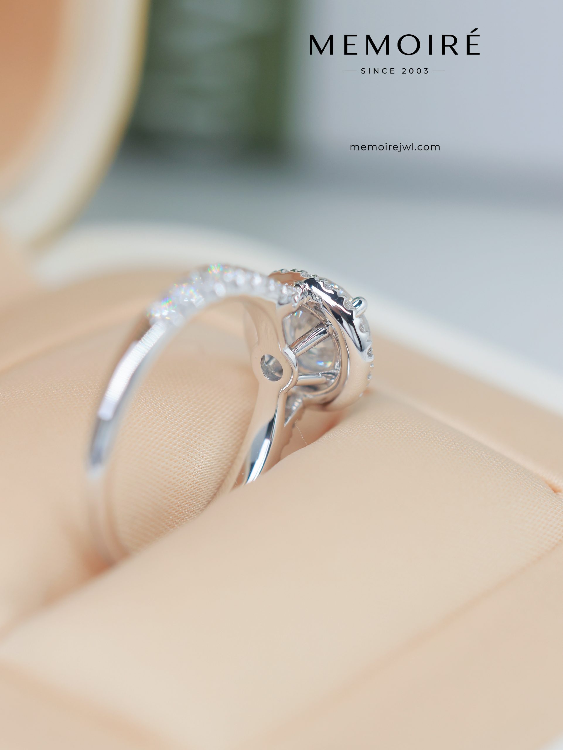 MÉMOIRÉ 18K White Gold Round Halo Full Pave Band Ring - Image 5