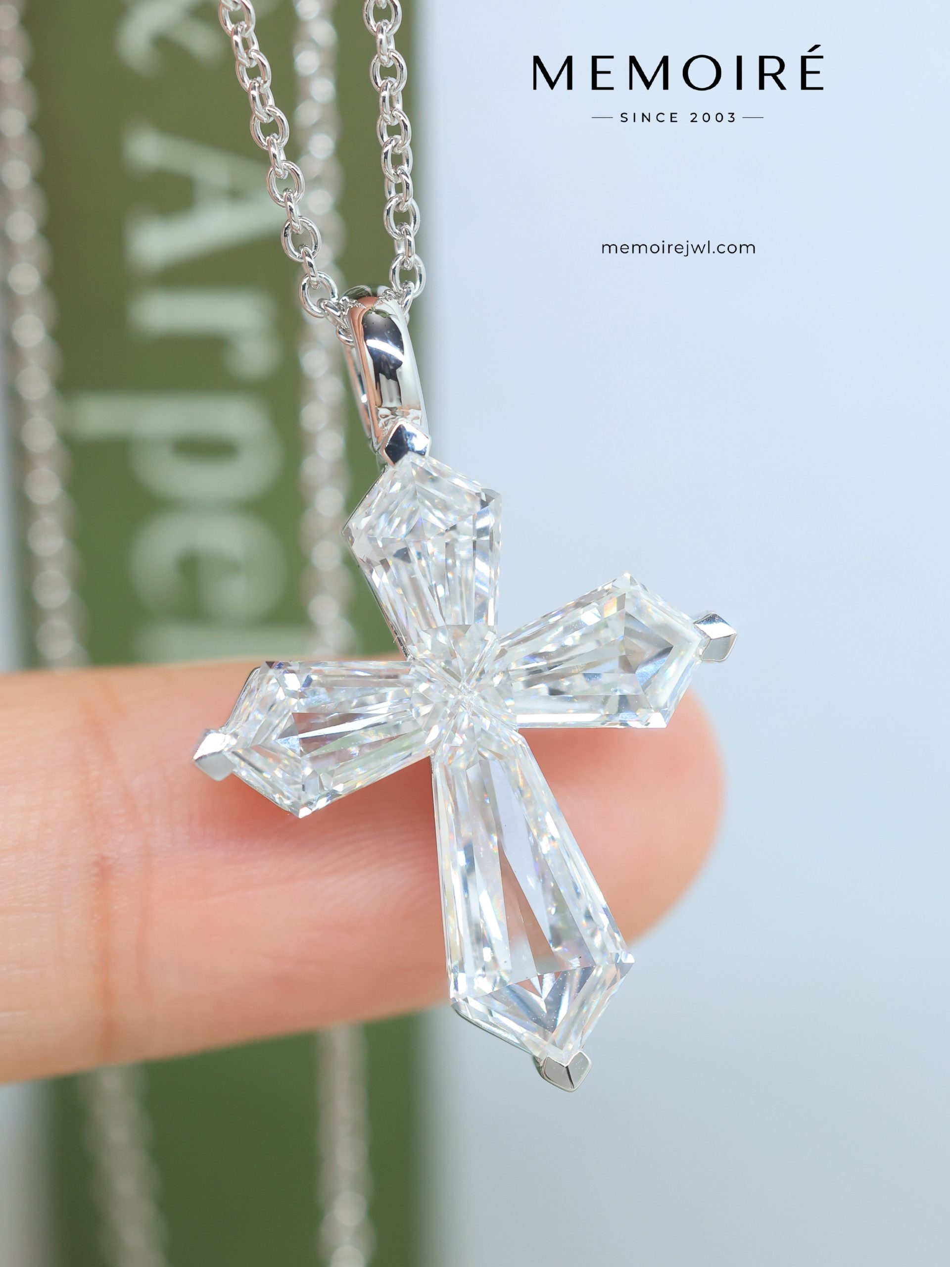 MEMOIRÉ White Gold Irregular Cross Pendant Necklace