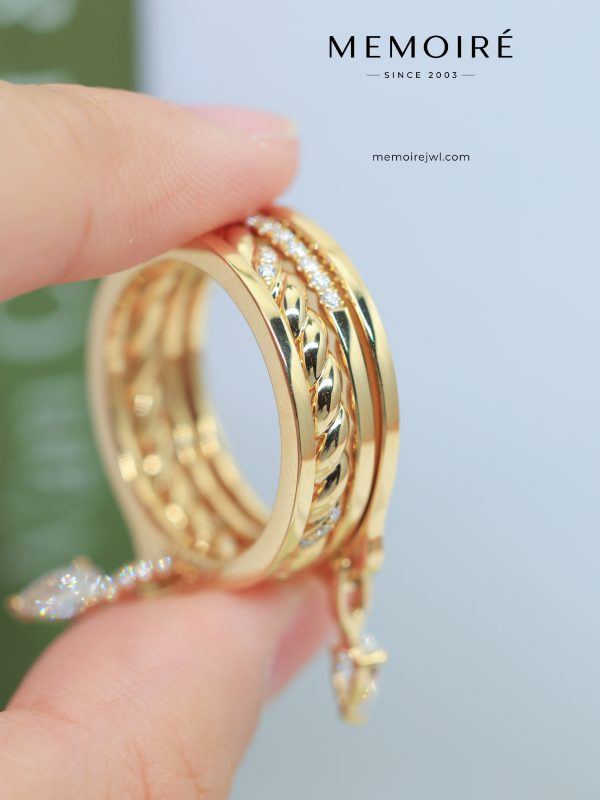 MÉMOIRÉ 18K Gold Wheat Textured Drop Pear Diamond Multi-Band Ring