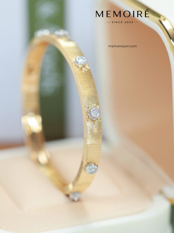 MEMOIRÉ 18K Yellow Gold Brushed Starburst Diamond Bangle