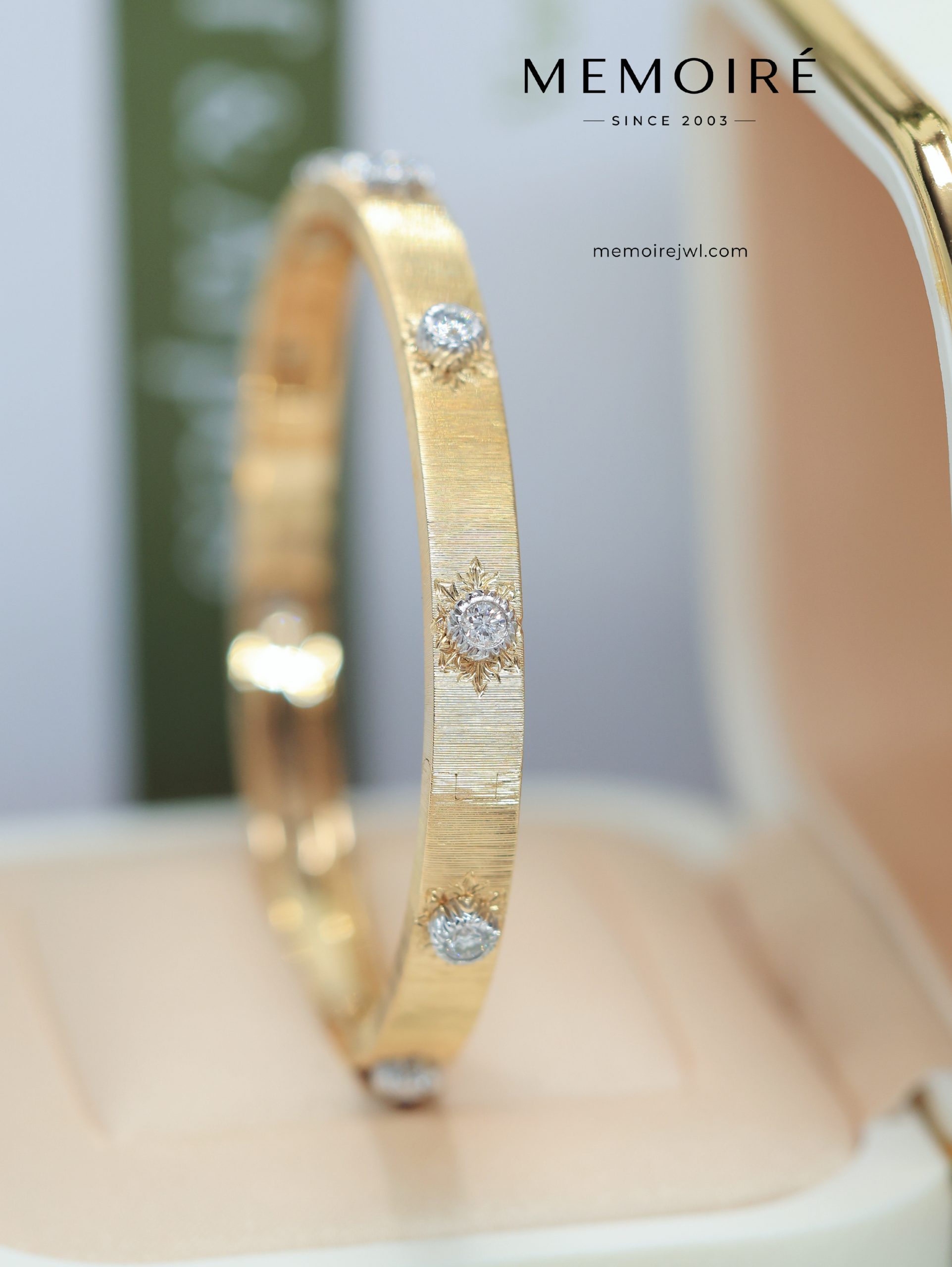 MEMOIRÉ 18K Yellow Gold Brushed Starburst Diamond Bangle - Image 3