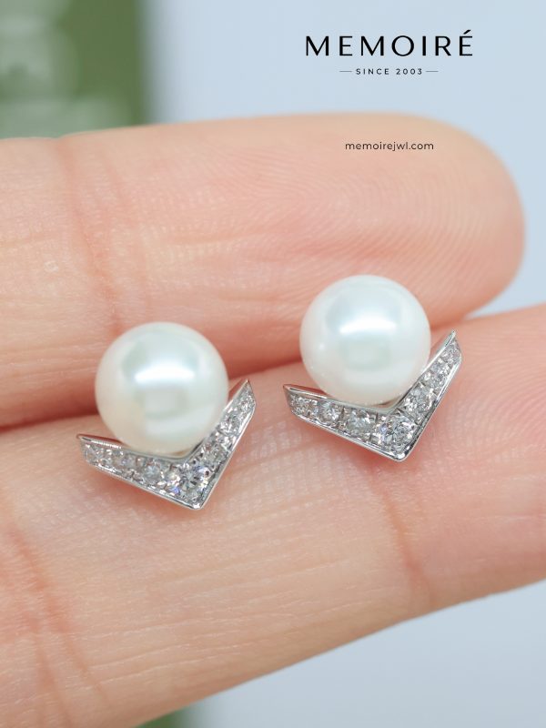 MEMOIRÉ Platinum V-Shape Full-Pave Diamond Pearl Stud Earrings