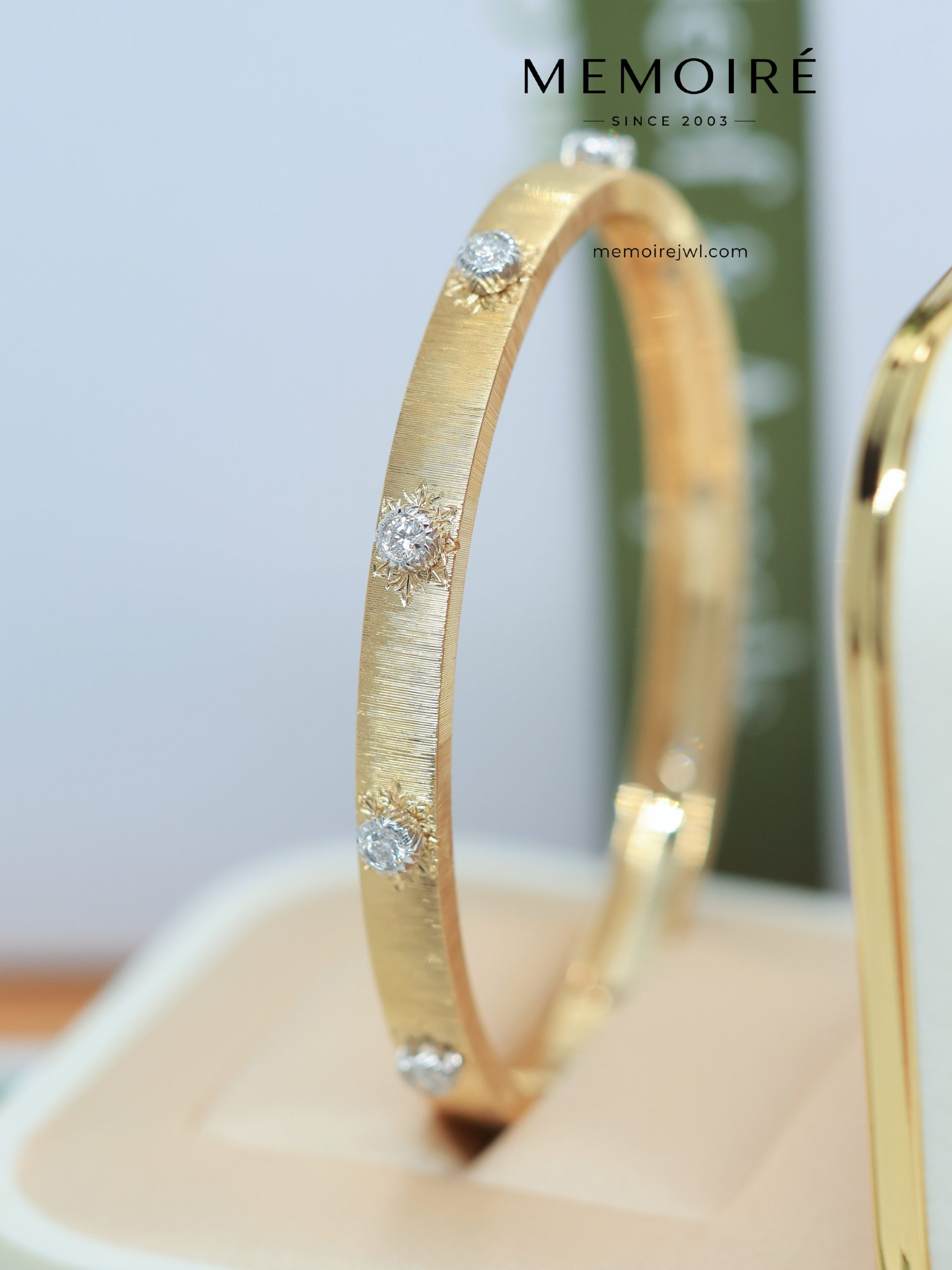 MEMOIRÉ 18K Yellow Gold Brushed Starburst Diamond Bangle - Image 4