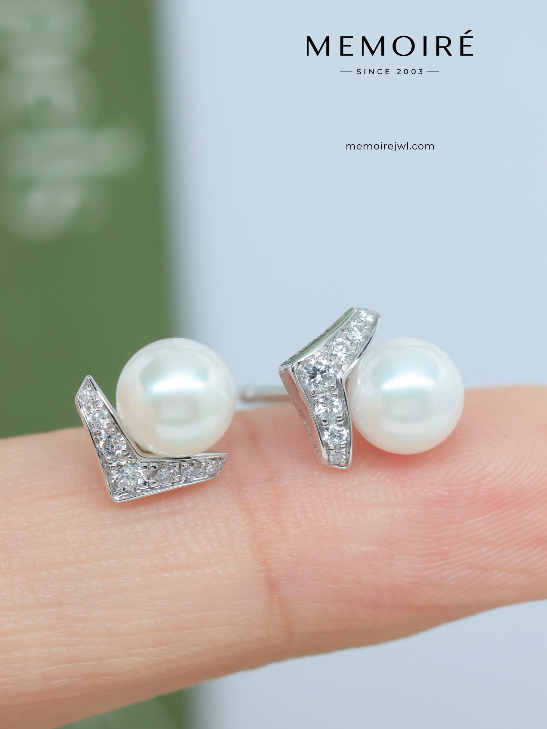 MEMOIRÉ Platinum V-Shape Full-Pave Diamond Pearl Stud Earrings - Image 3