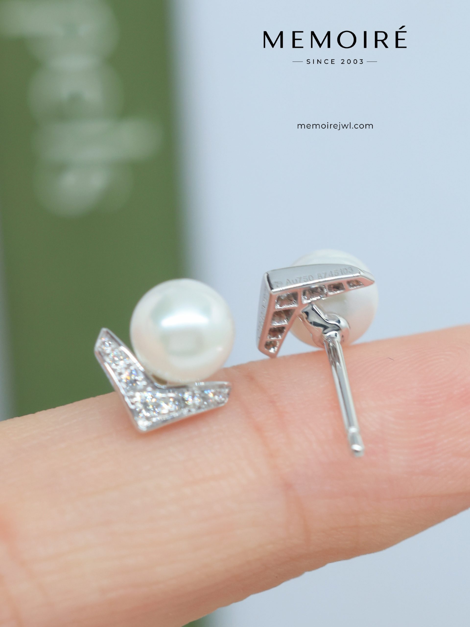 MEMOIRÉ Platinum V-Shape Full-Pave Diamond Pearl Stud Earrings - Image 4