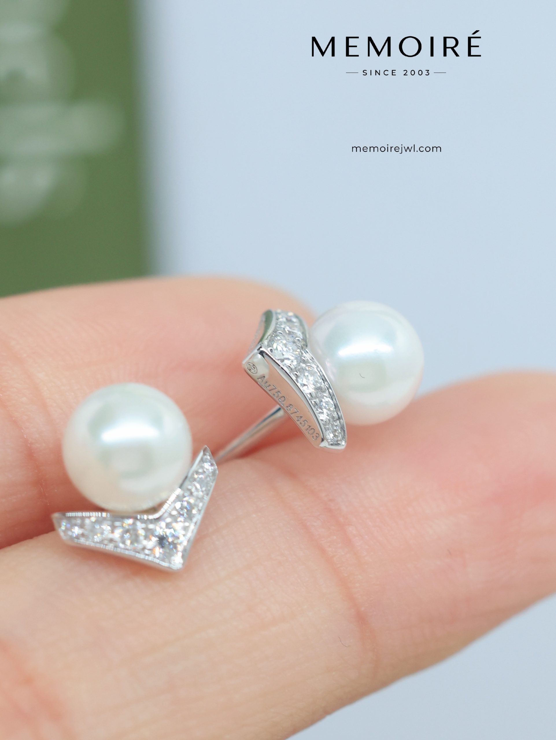 MEMOIRÉ Platinum V-Shape Full-Pave Diamond Pearl Stud Earrings - Image 5