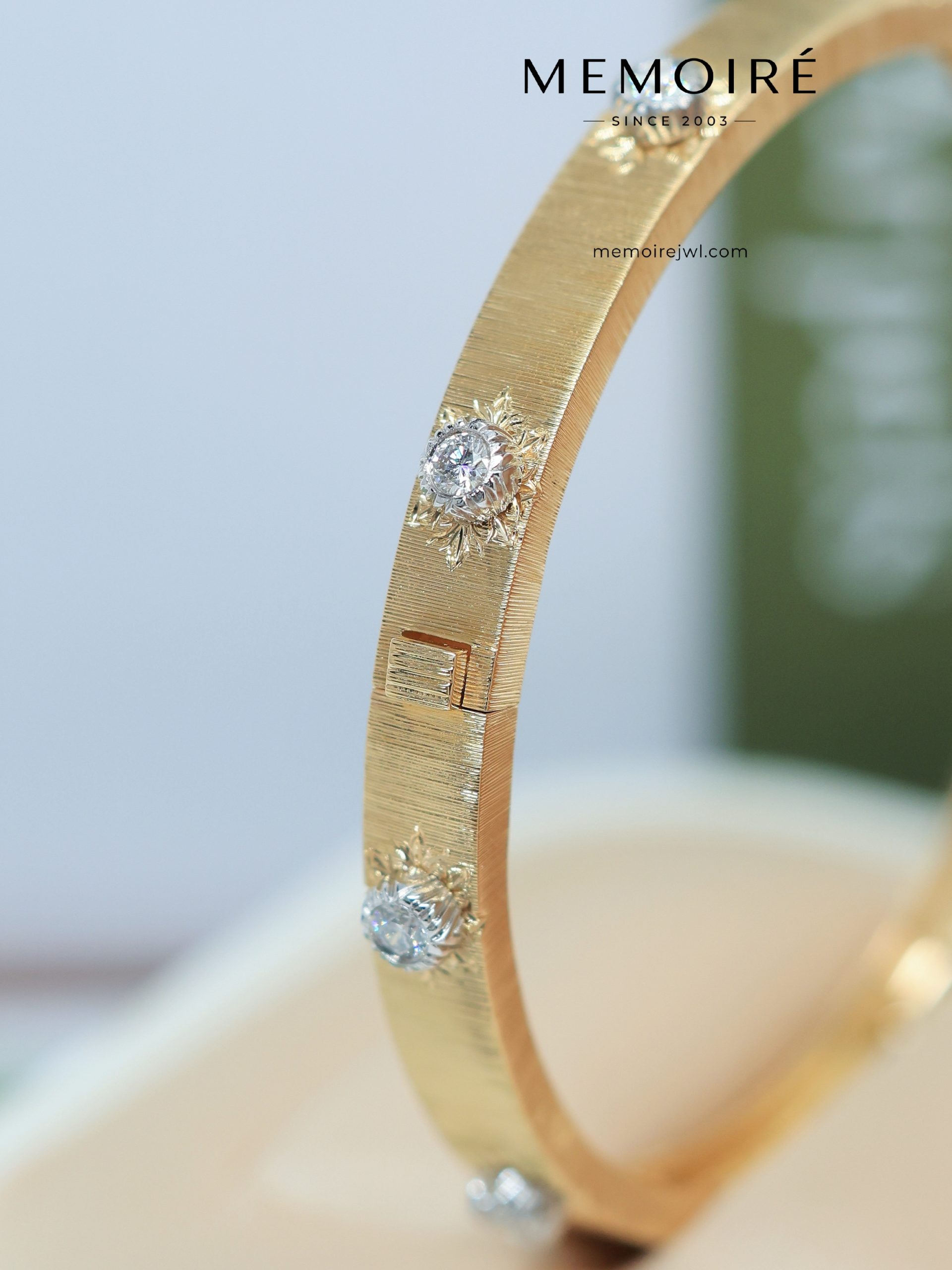 MEMOIRÉ 18K Yellow Gold Brushed Starburst Diamond Bangle - Image 5