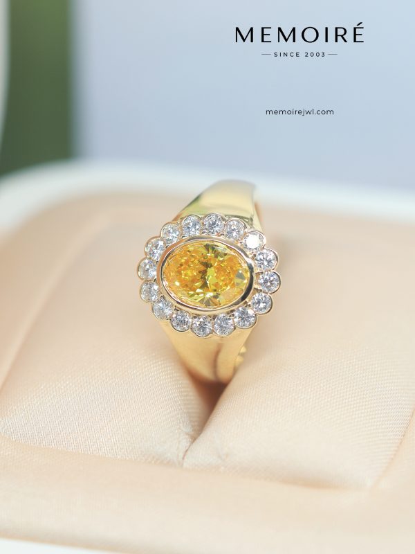 MÉMOIRÉ 18K Gold Oval Yellow Sapphire Halo Diamond Ring