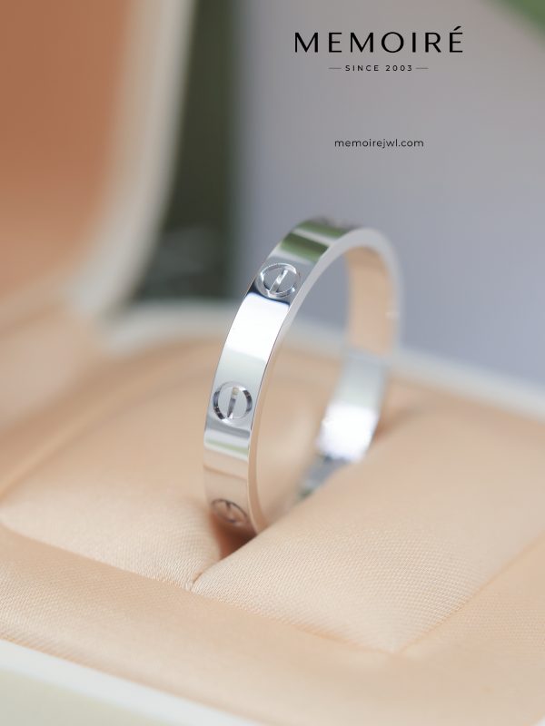 MÉMOIRÉ 18K White Gold Plain Screw Detail Band Ring