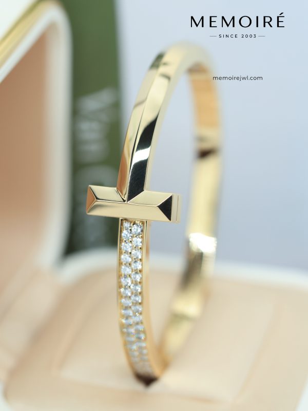 MEMOIRÉ Yellow Gold Wide Half-Pave T1 Bangle