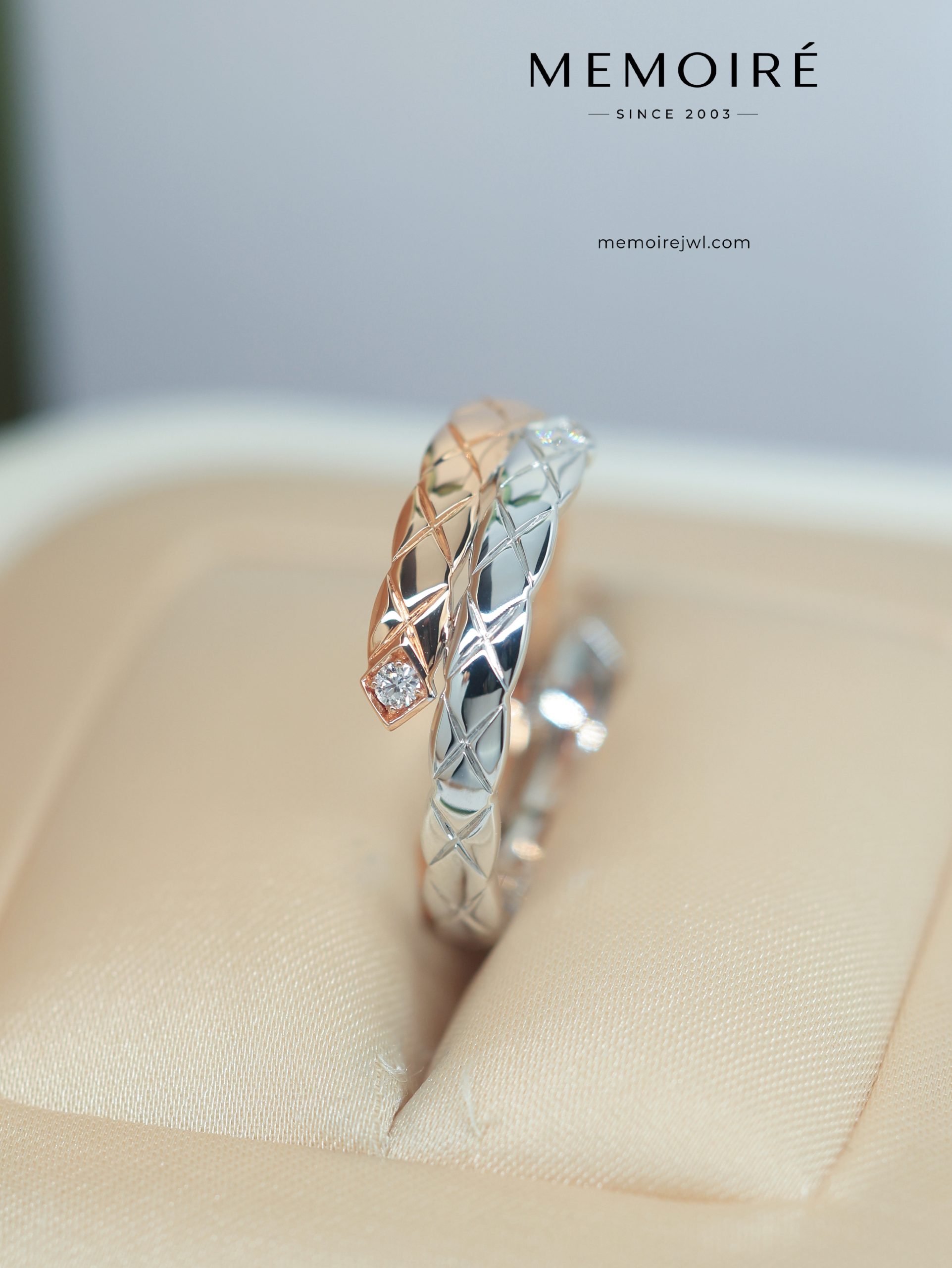 MEMOIRÉ Two-Tone Narrow Double-Band Quilted Ring - Image 3