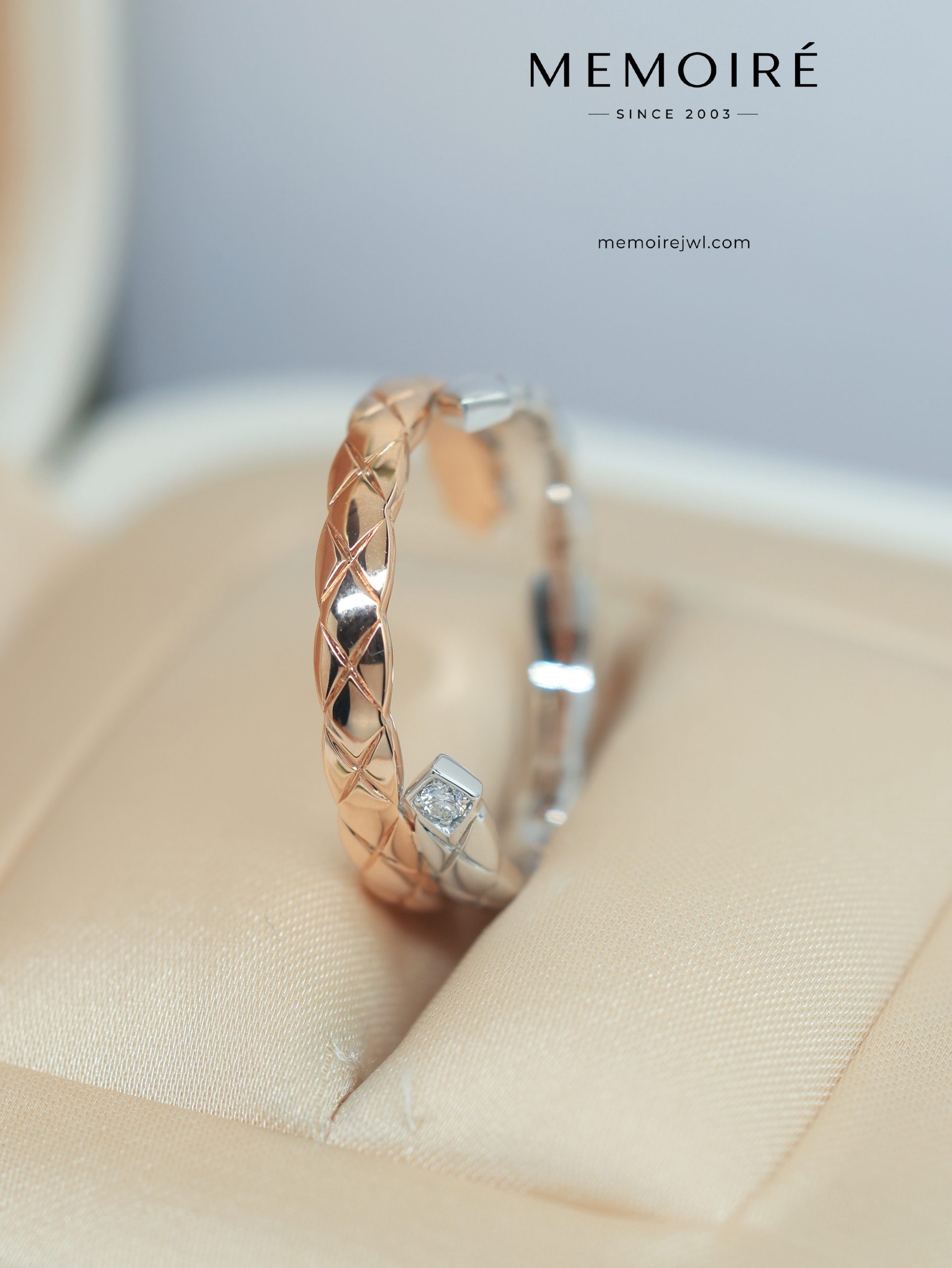 MEMOIRÉ Two-Tone Narrow Double-Band Quilted Ring - Image 4