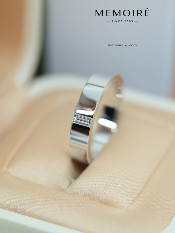 MEMOIRÉ White Gold Custom Emerald Men's Ring