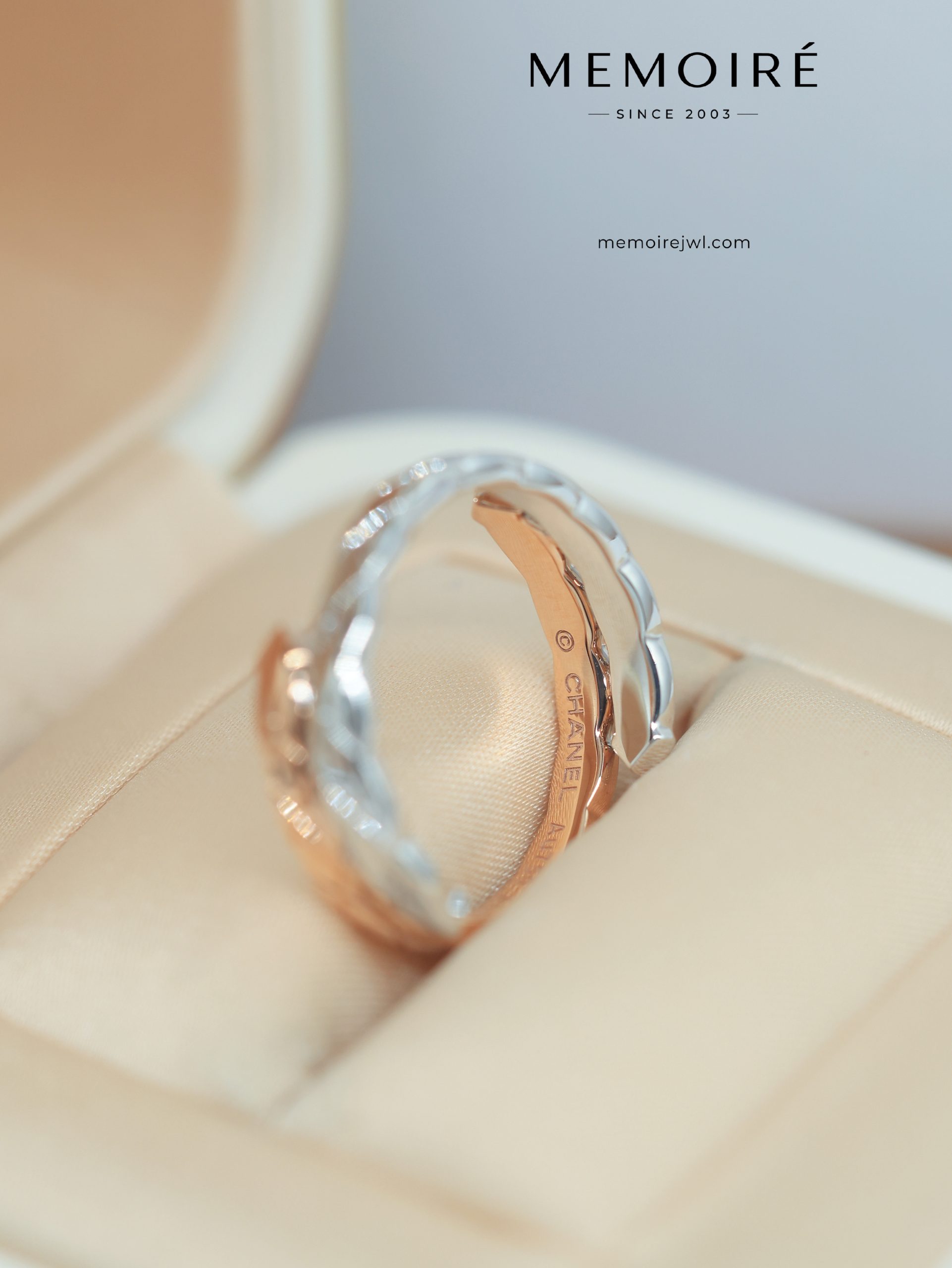 MEMOIRÉ Two-Tone Narrow Double-Band Quilted Ring - Image 5