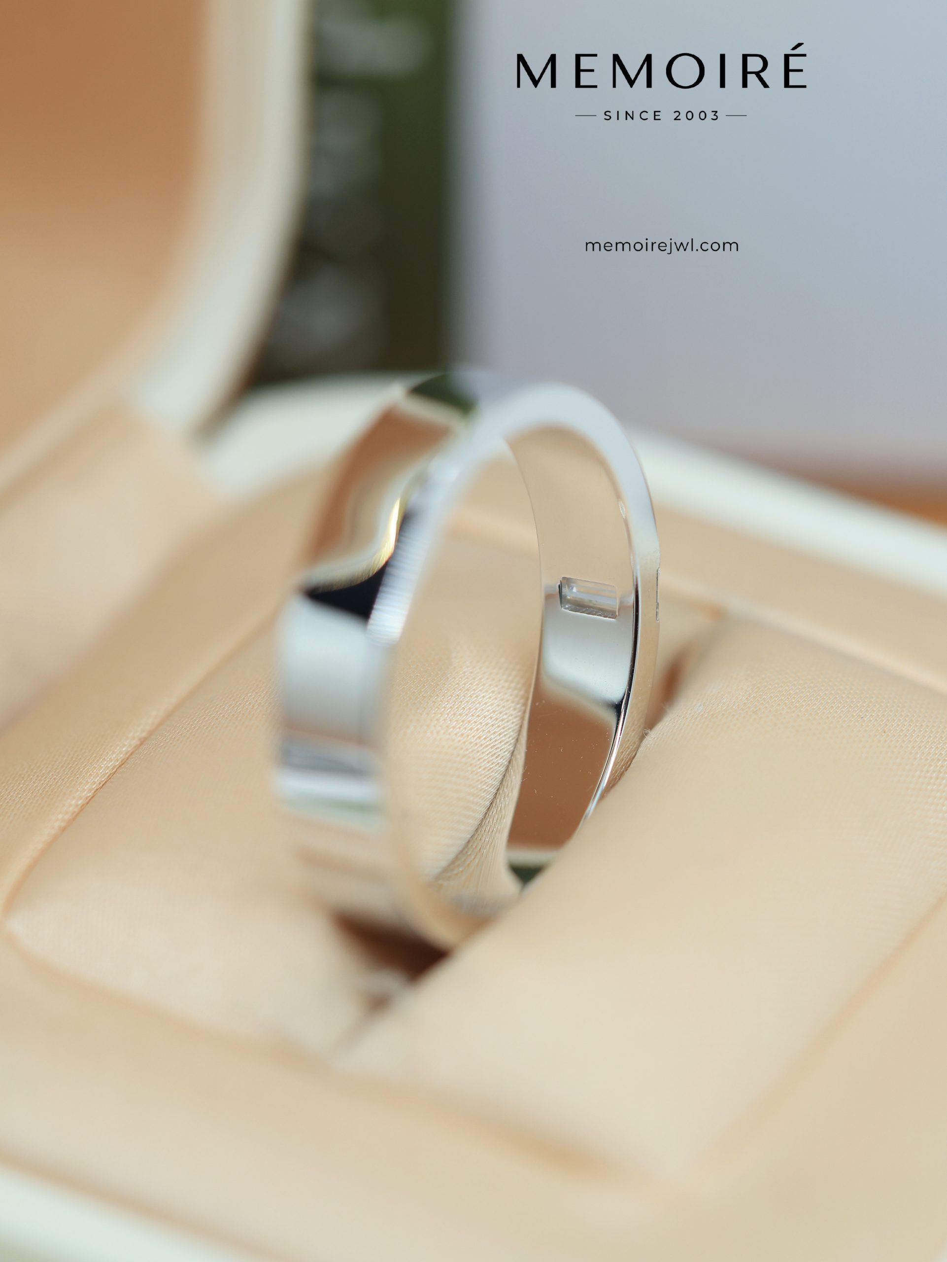 MEMOIRÉ White Gold Custom Emerald Men's Ring - Image 3