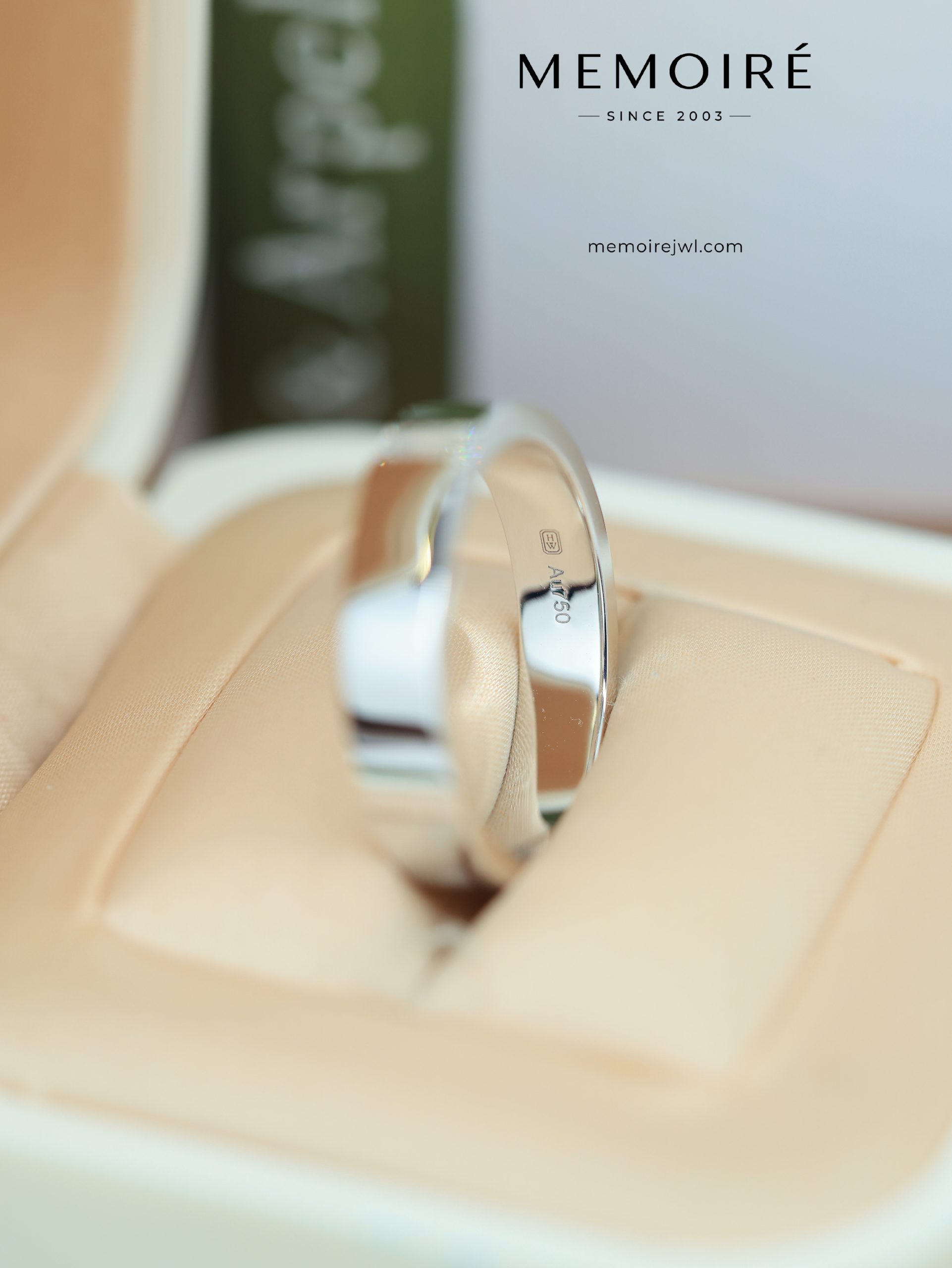 MEMOIRÉ White Gold Custom Emerald Men's Ring - Image 4