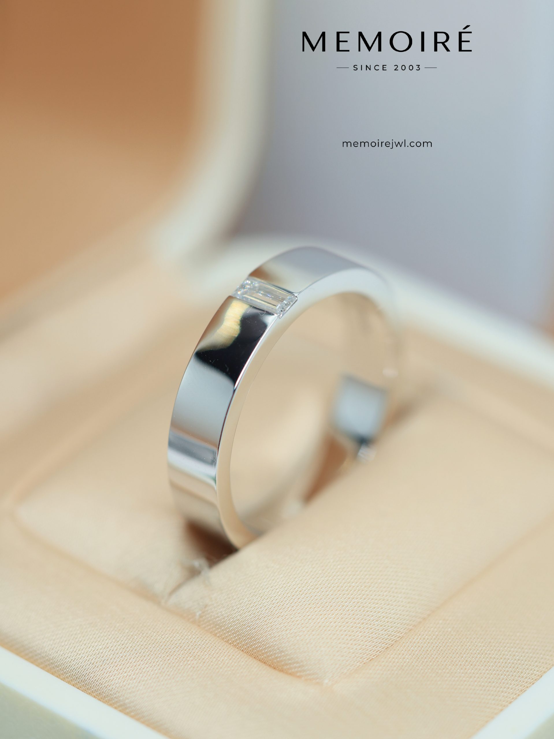 MEMOIRÉ White Gold Custom Emerald Men's Ring - Image 5
