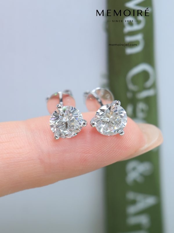 MÉMOIRÉ 18K White Gold Four-Prong Princess Cut Solitaire Screw Back Stud Earrings
