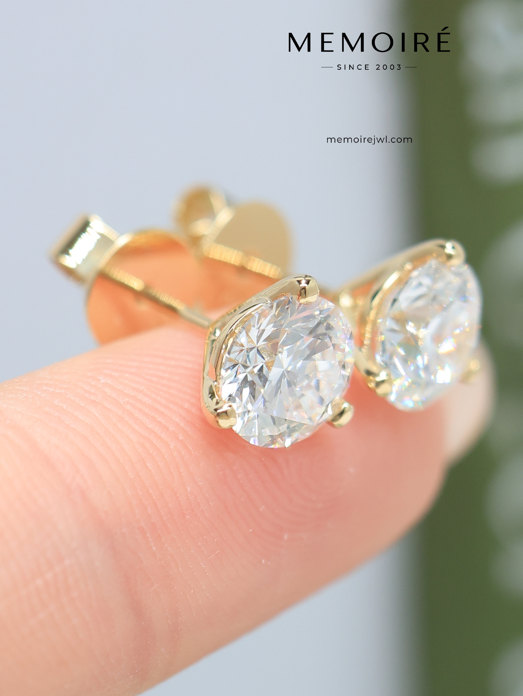 MÉMOIRÉ 14K Gold Three-Prong Round Diamond Solitaire Earrings - Image 3
