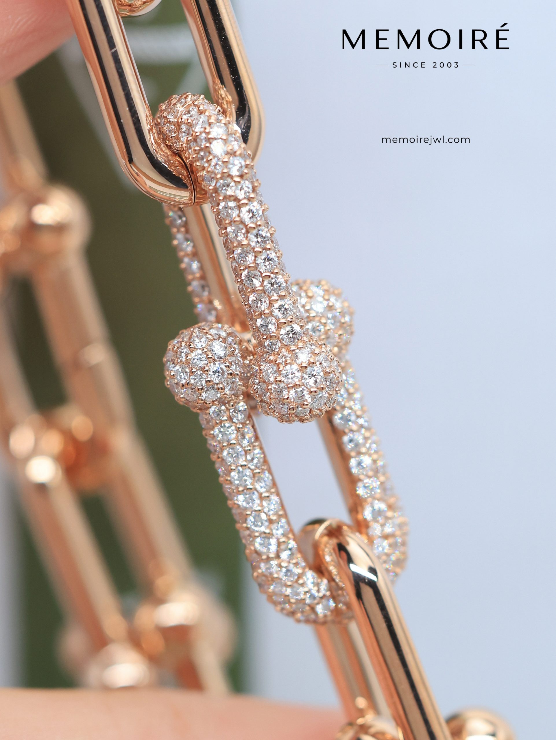 MEMOIRÉ Large Alternating Pave Diamond U-Link Horseshoe Bracelet in Rose Gold - Image 3