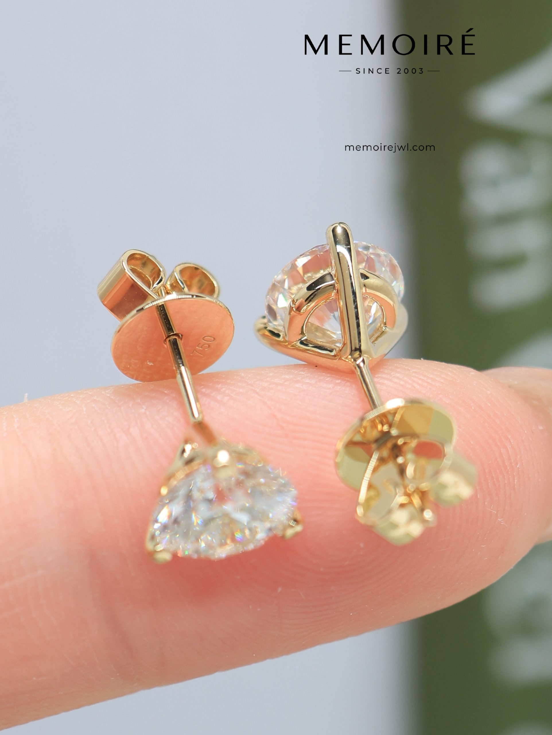 MÉMOIRÉ 14K Gold Three-Prong Round Diamond Solitaire Earrings - Image 4