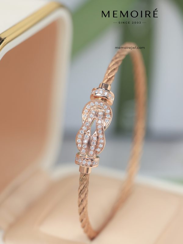 MEMOIRÉ Rose Gold Medium Full-Pave Figure-Eight Buckle Gold Cable Wire Bangle