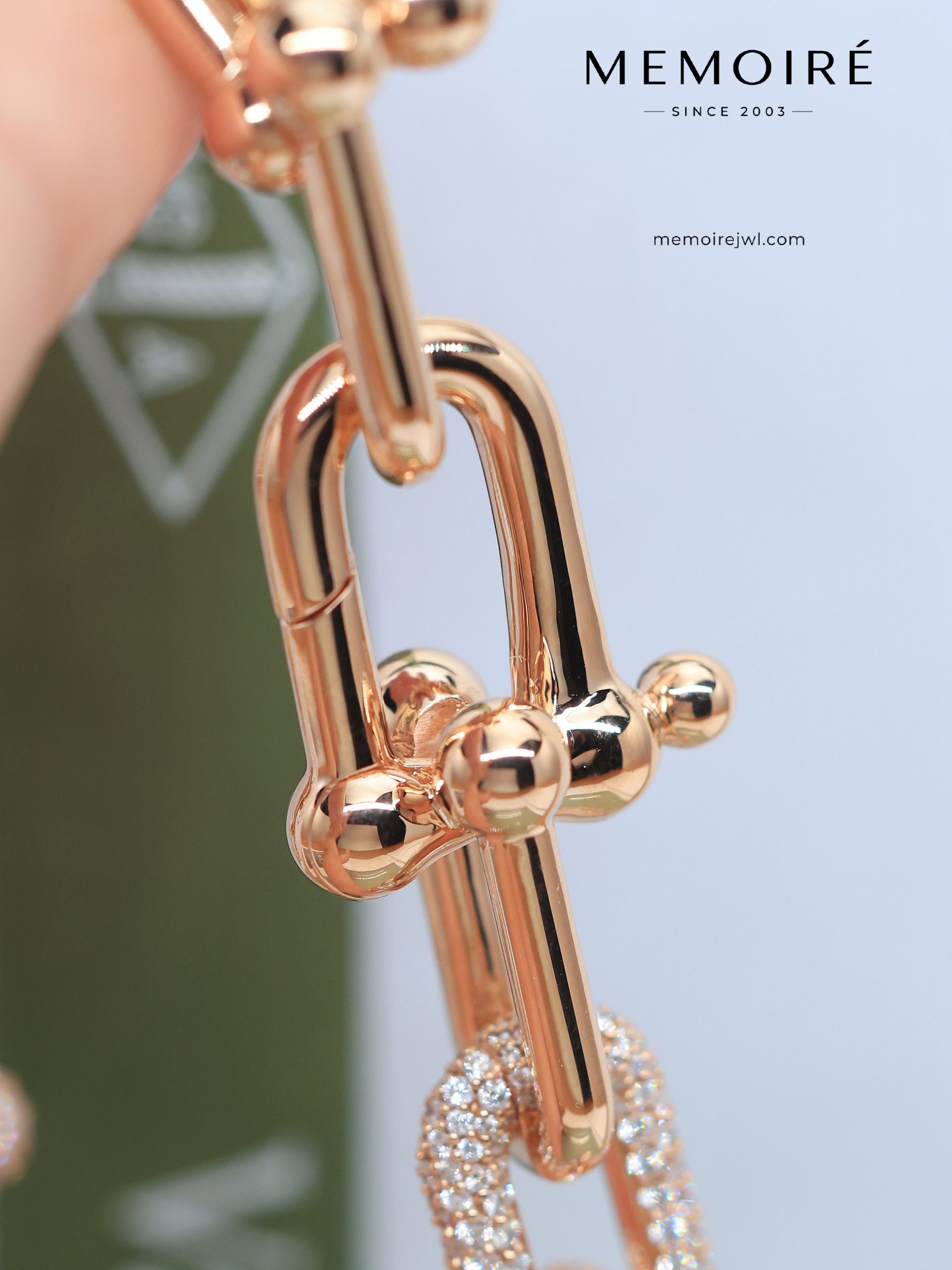MEMOIRÉ Large Alternating Pave Diamond U-Link Horseshoe Bracelet in Rose Gold - Image 4