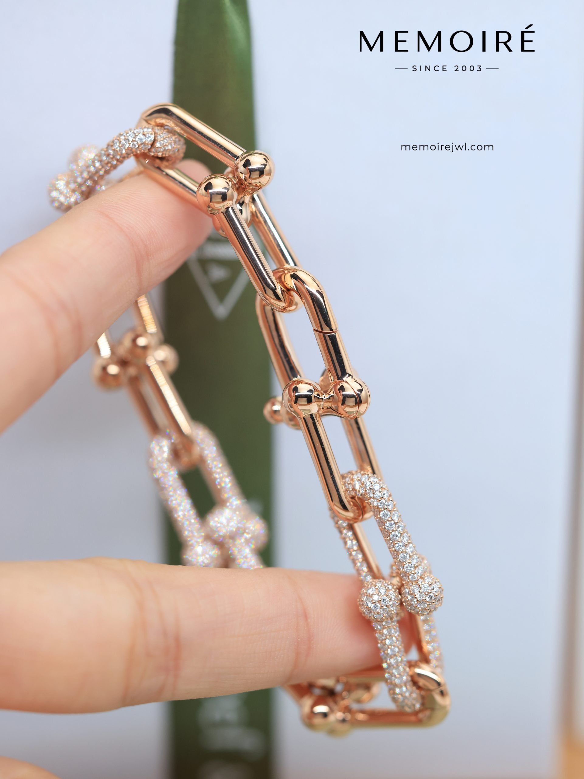 MEMOIRÉ Large Alternating Pave Diamond U-Link Horseshoe Bracelet in Rose Gold - Image 5