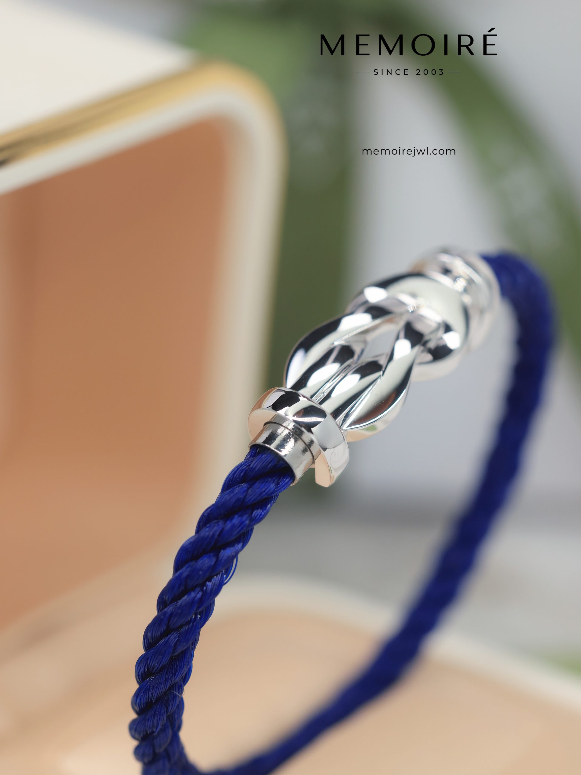 MEMOIRÉ White Gold Large Plain Figure-Eight Buckle Blue Nylon Cord Bracelet - Image 4