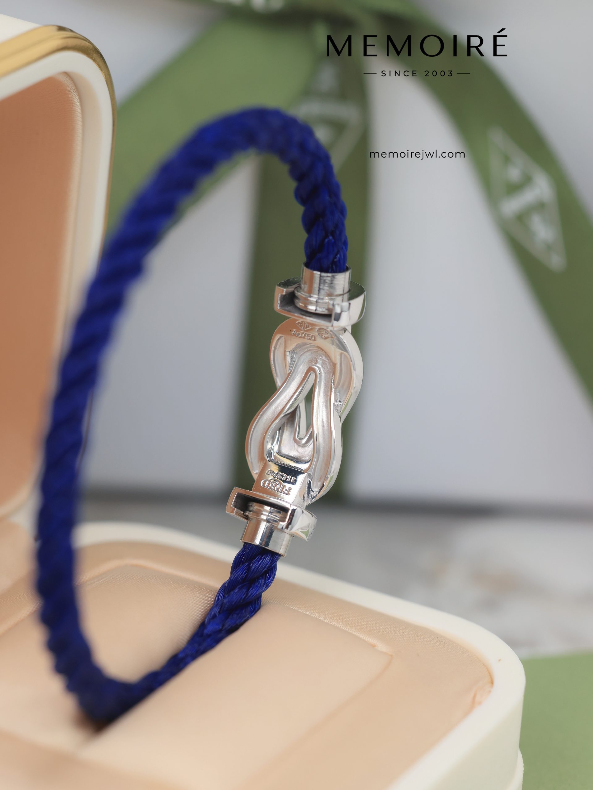MEMOIRÉ White Gold Large Plain Figure-Eight Buckle Blue Nylon Cord Bracelet - Image 5