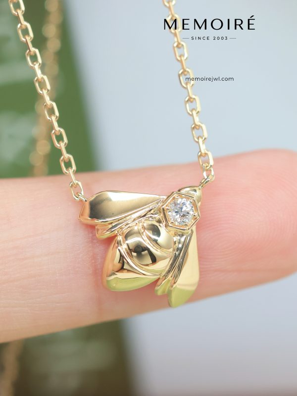 MEMOIRÉ Yellow Gold Single-Diamond Bee Necklace
