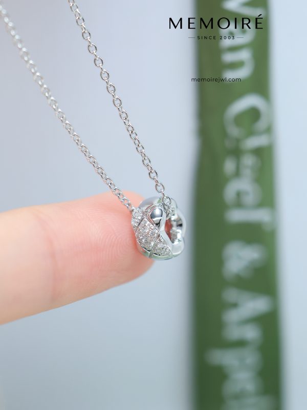 MEMOIRÉ White Gold Narrow Diamond-Set Quilted Necklace