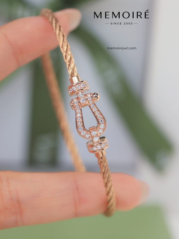 MEMOIRÉ Rose Gold Medium Full-Pave Horseshoe Buckle Gold Cable Wire Bracelet