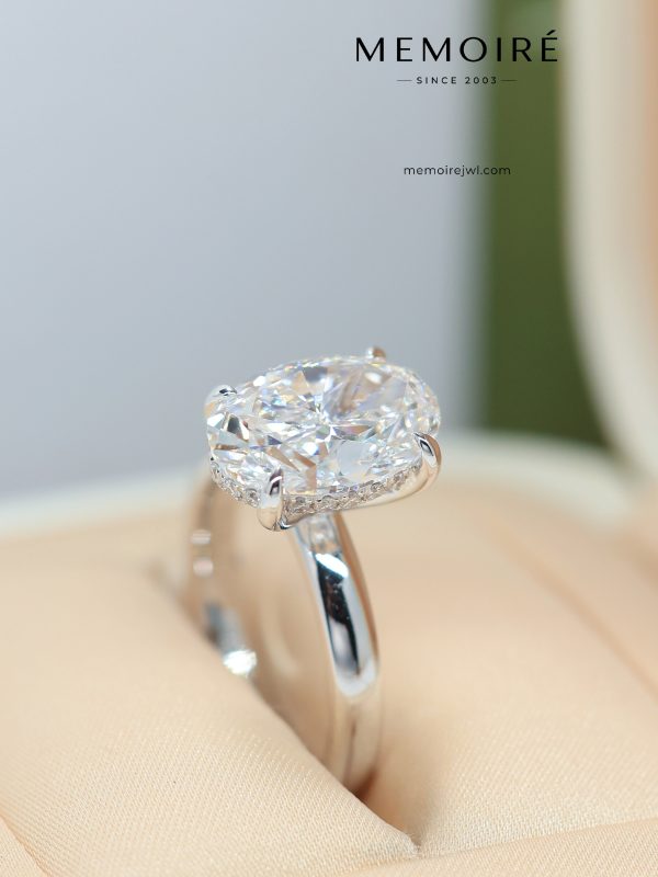 MÉMOIRÉ 18K White Gold Oval Hidden Halo Ring