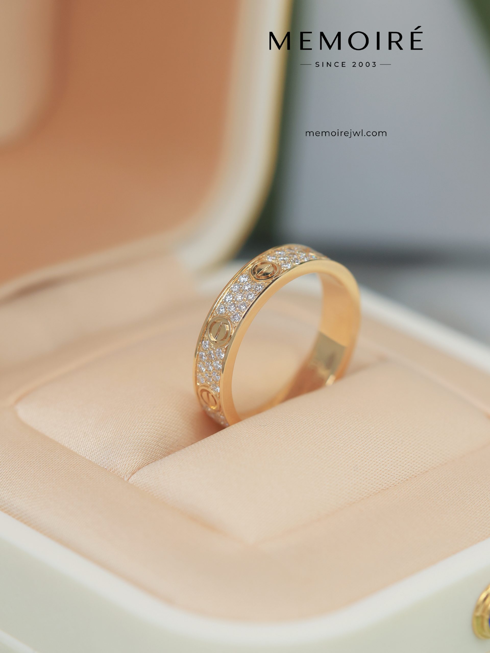 MÉMOIRÉ 18K Gold Half Diamond Screw Pattern Ring