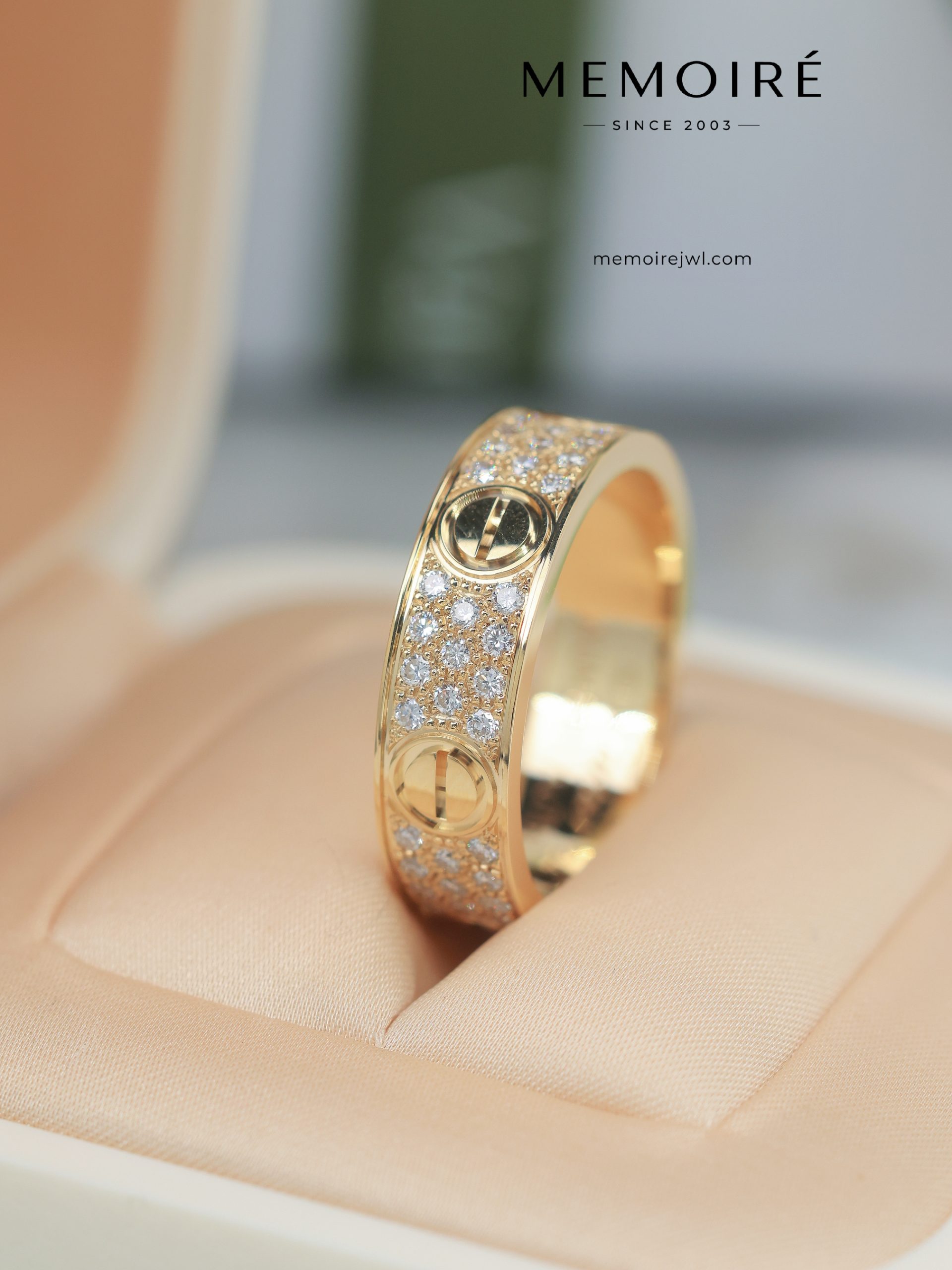 MÉMOIRÉ 18K Gold Half Diamond Screw Pattern Ring - Image 4