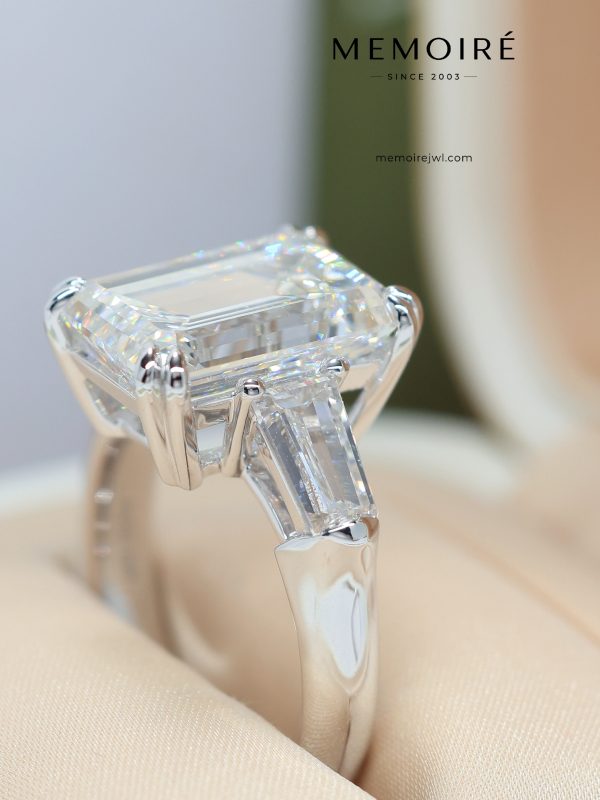 MÉMOIRÉ 18K White Gold Emerald Three Stone Diamond Ring