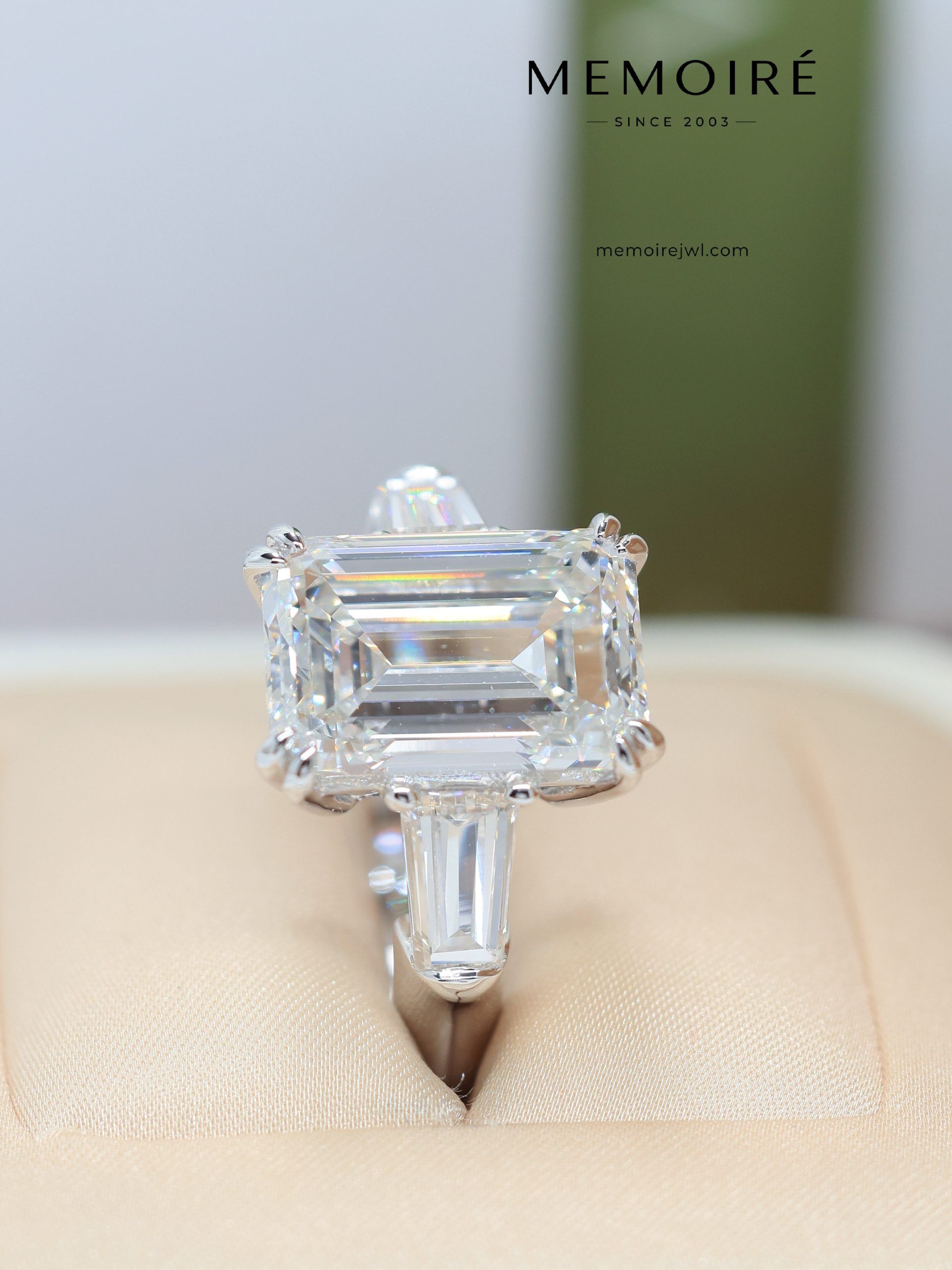 MÉMOIRÉ 18K White Gold Emerald Three Stone Diamond Ring - Image 3