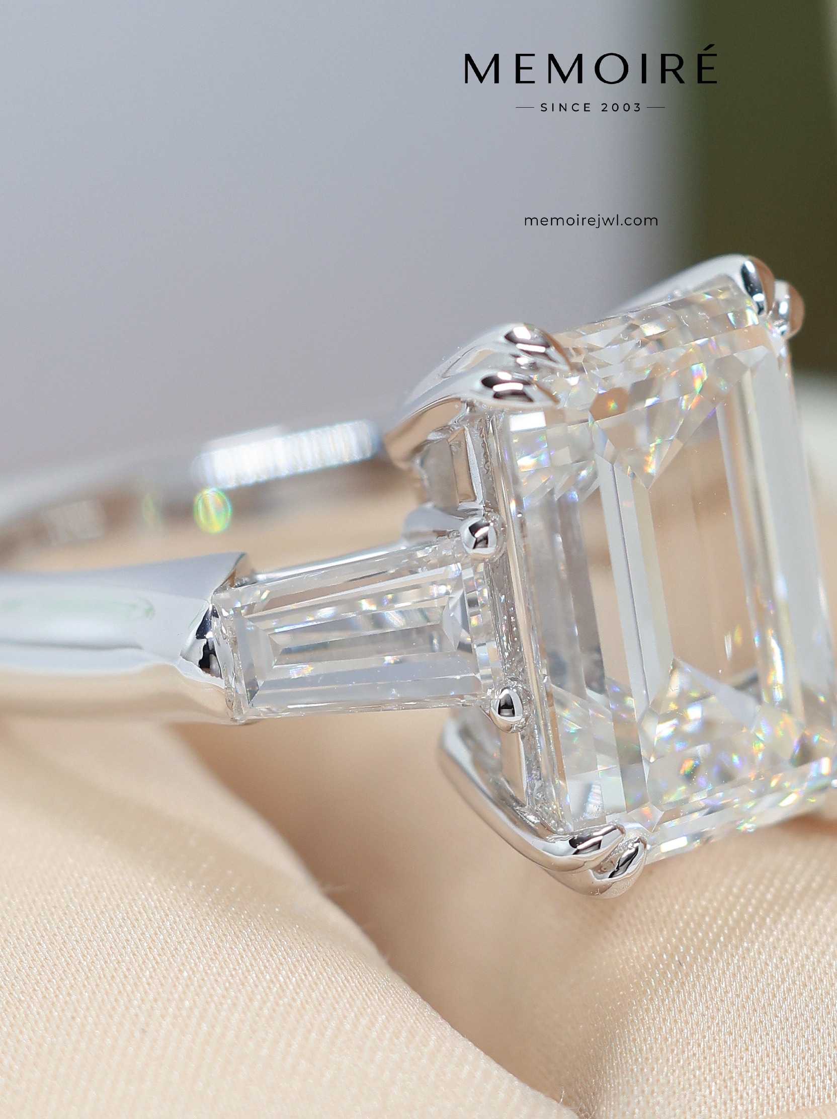 MÉMOIRÉ 18K White Gold Emerald Three Stone Diamond Ring - Image 4