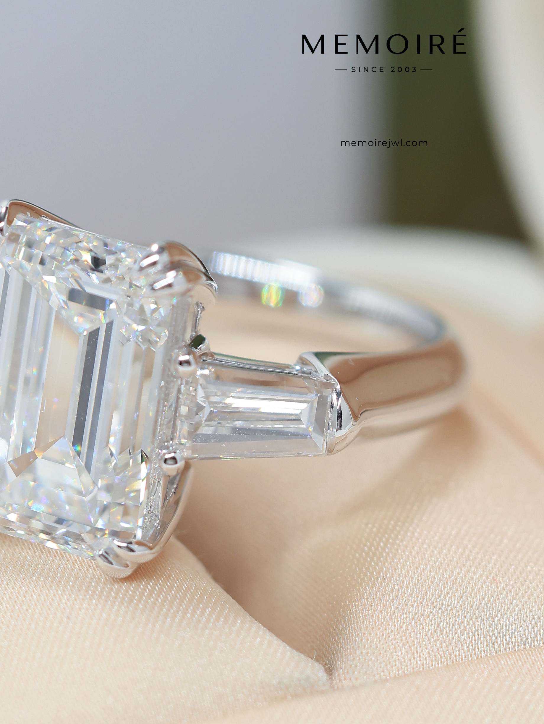 MÉMOIRÉ 18K White Gold Emerald Three Stone Diamond Ring - Image 5