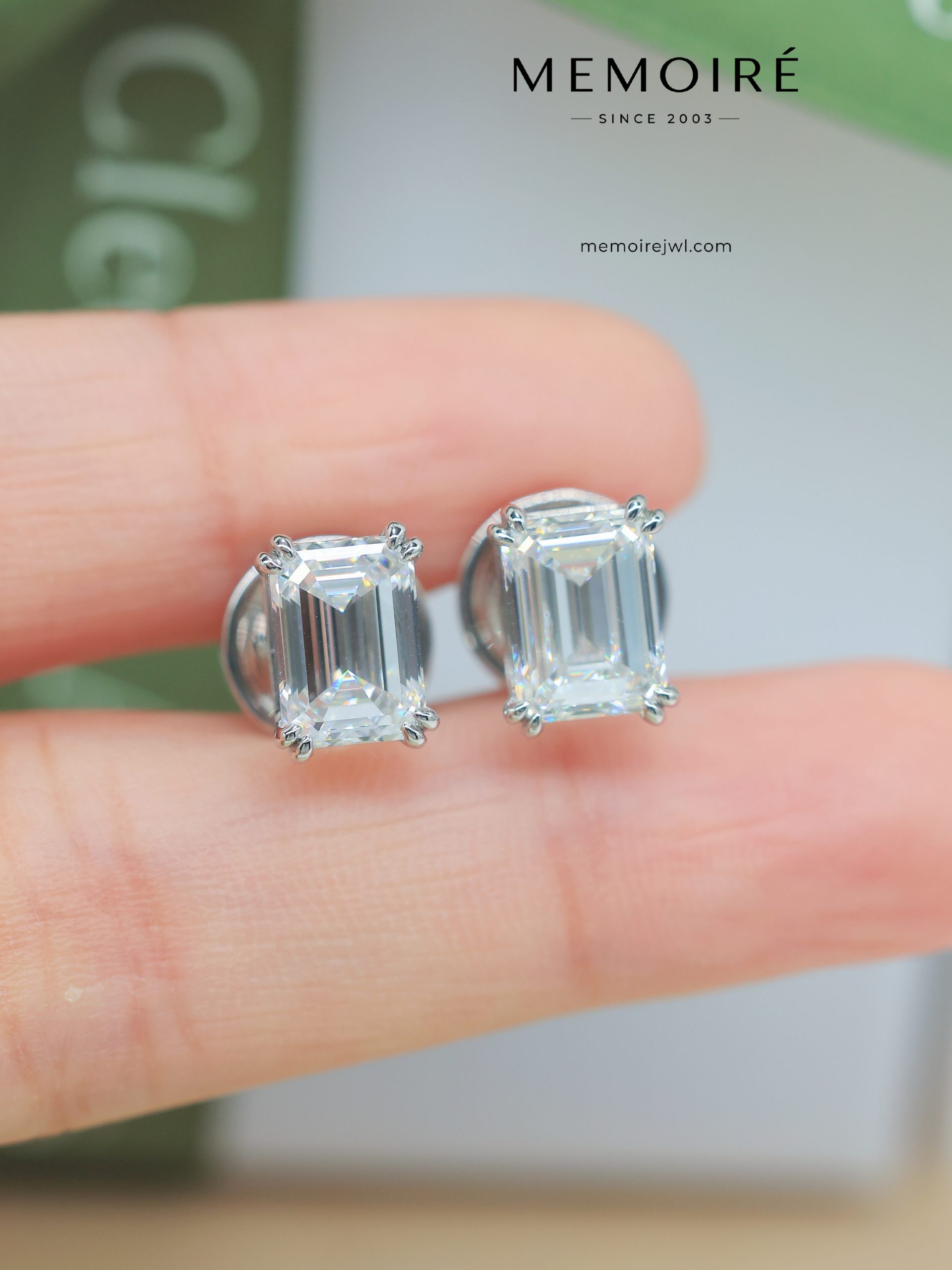 MEMOIRÉ White Gold Emerald-Cut Single Diamond Stud Earrings