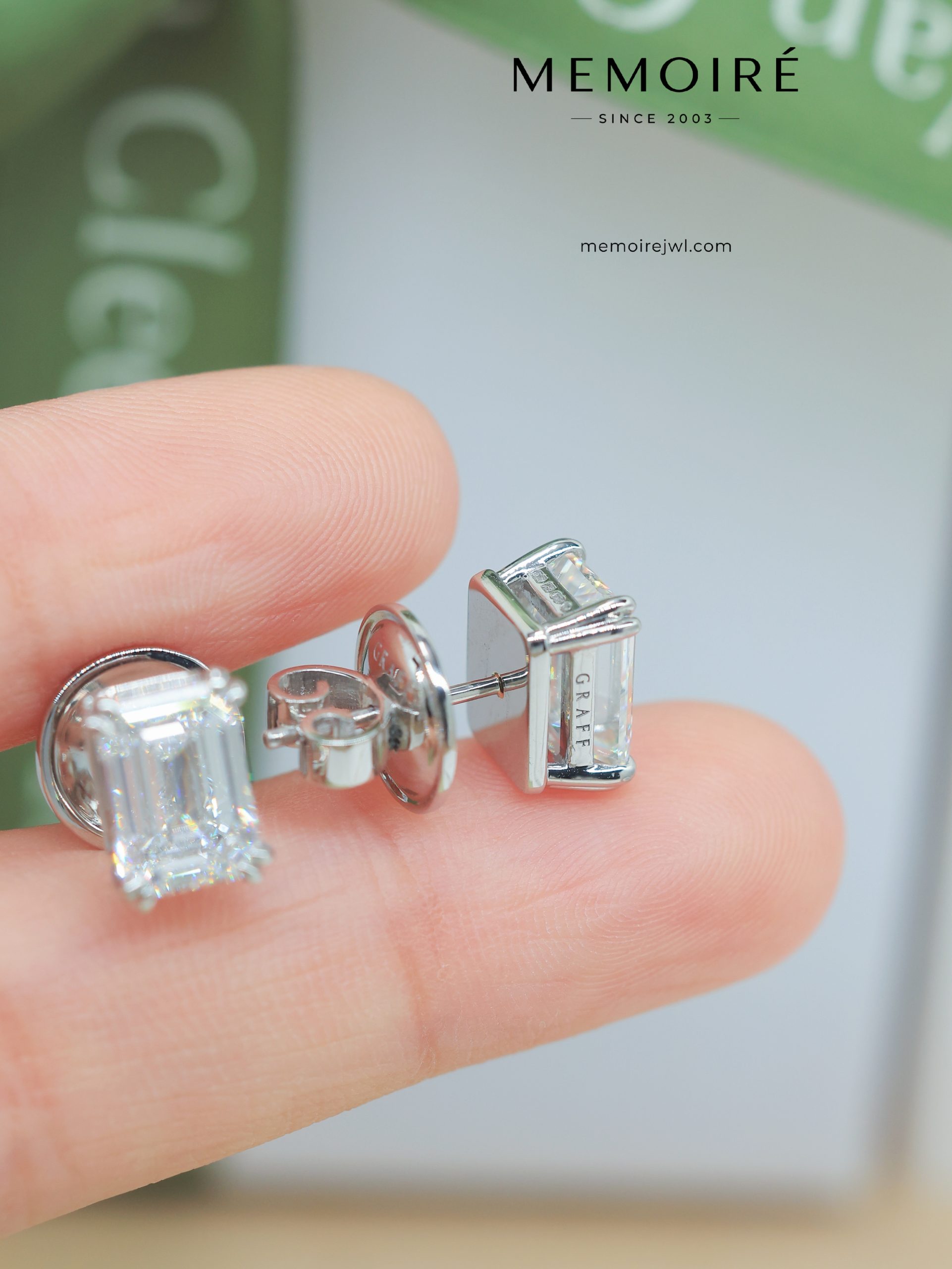 MEMOIRÉ White Gold Emerald-Cut Single Diamond Stud Earrings - Image 3