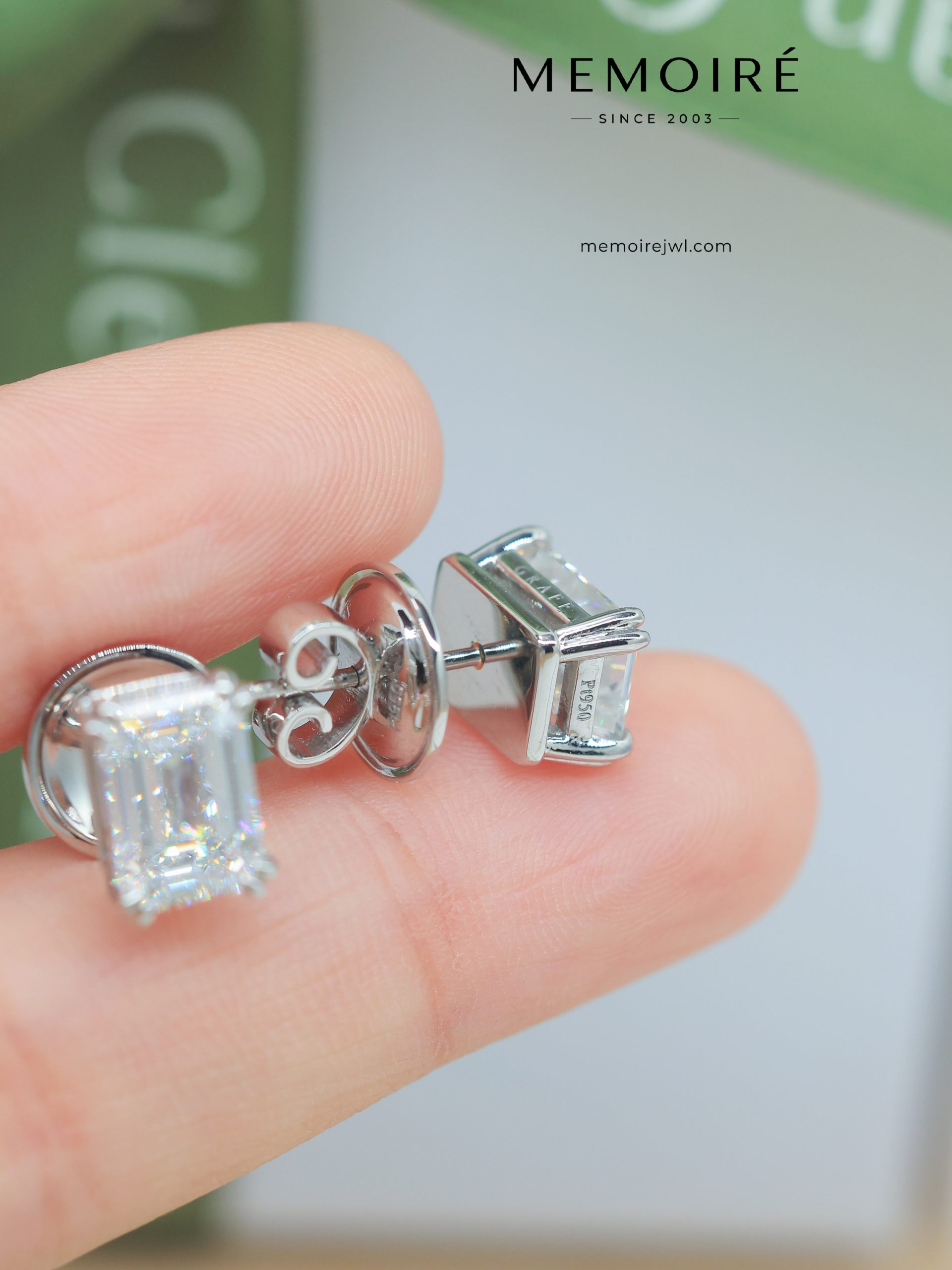 MEMOIRÉ White Gold Emerald-Cut Single Diamond Stud Earrings - Image 4